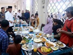 Momen Jokowi Ajak Warga Makan Siang usai Salat Jumat Ke Kampar Riau