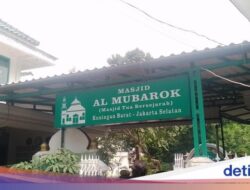 Masjid Tua Al Mubarok, Berumur Ratusan Tahun, Tempat Sejuk buat Karyawan Jaksel