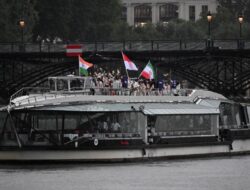 Opening Ceremony Evenbesar Paris 2024 Berlangsung Menawan, Kontingen Indonesia Tampil Berkelas