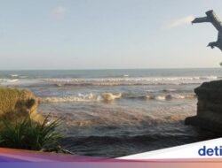 Viral Cairan Hitam Misterius Mencemari Pantai Sukabumi