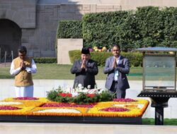 Momen Khidmat Ri Prabowo beri Penghormatan Sebagai Mendiang Mahatma Gandhi Di Rajghat Memorial