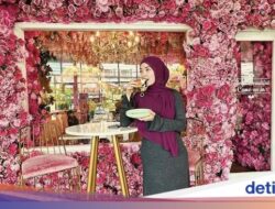 Pose Cantik Zaskia Gotik Pada Nikmati Aneka Dessert Di Kafe