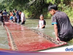 Kearifan Lokal Unik Sambut Ramadan Ke KBB, Cuci Karpet Masjid Ke Sungai