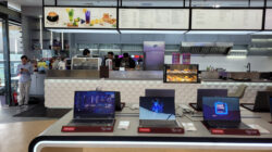 Ngopi Sambil Ngulik Laptop AI? Lenovo Bikin Kafe Keahlian Pertama Ke Indonesia!